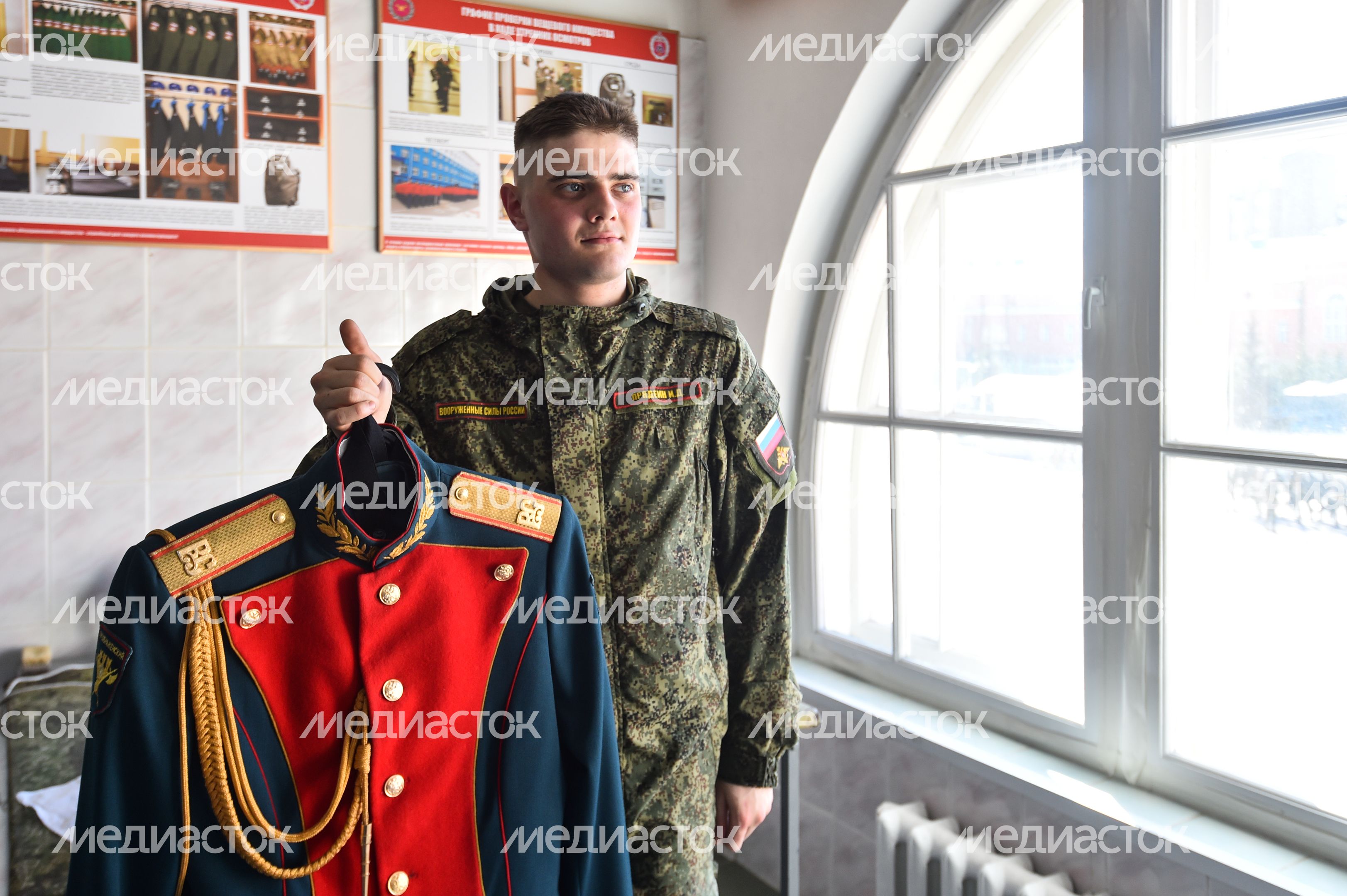 Подготовка военнослужащих отдельного комендантского Преображенского полка к военному параду на Красной площади