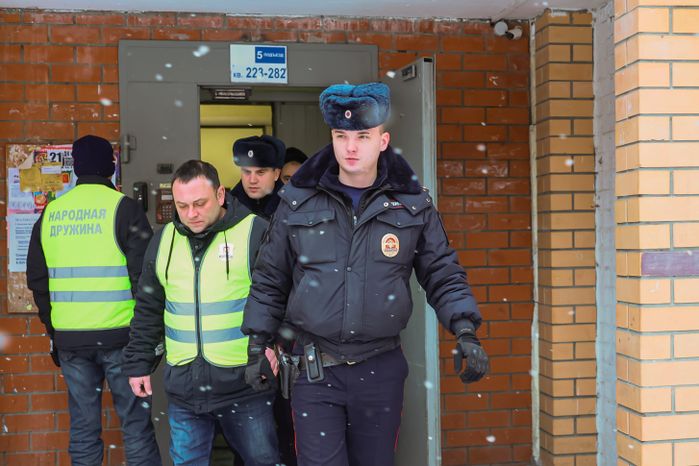 Народные дружинники и сотрудники полиции проводят обход территории