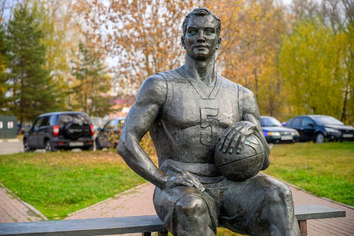Памятник баскетболисту в Ликино-Дулево на улице Калинина