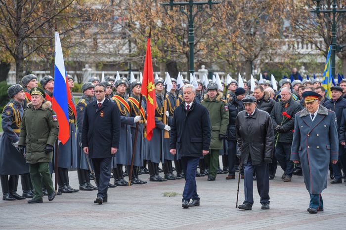 Торжественный марш в честь парада 1941 года на Красной площади в Москве