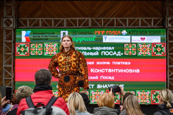 Ирина Ушакова представила коллекцию "Вторая жизнь платка"