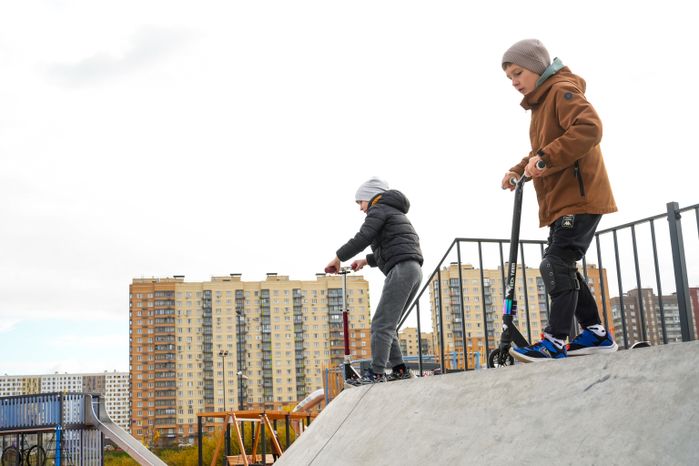 В Люберцах благоустроили парк "Дружба" с пешеходным мостом через озеро Черное