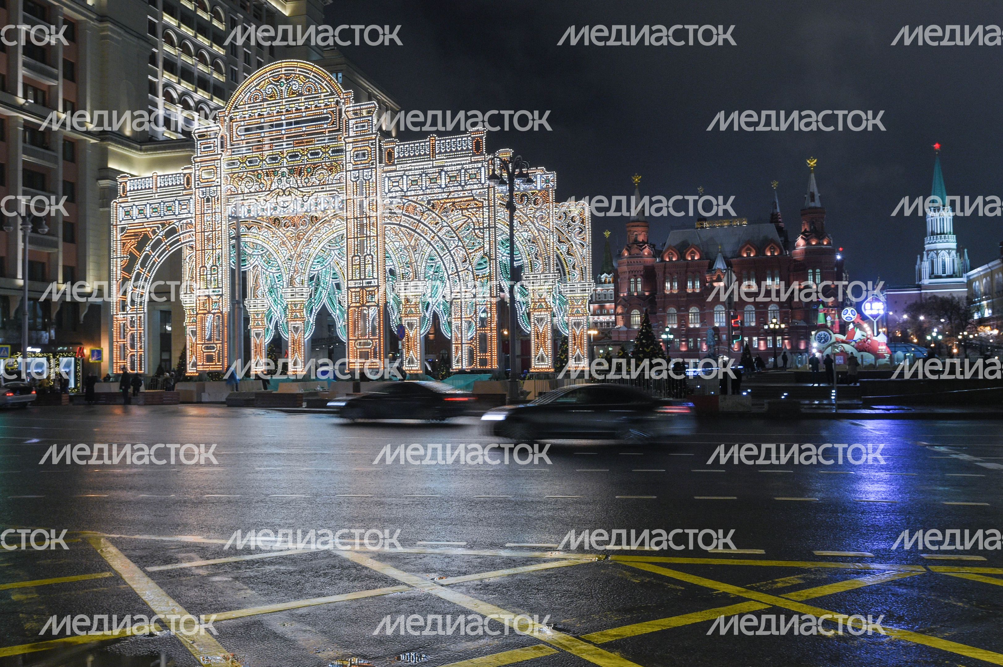 Включение подсветки новогодней арки в стиле театра «Эрмитаж» в Москве Включение подсветки новогодней арки в стиле театра «Эрмитаж» в Москве