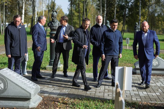 Андрей Воробьев и Владимир Мединский открыли Аллею правителей в усадьбе Татищева