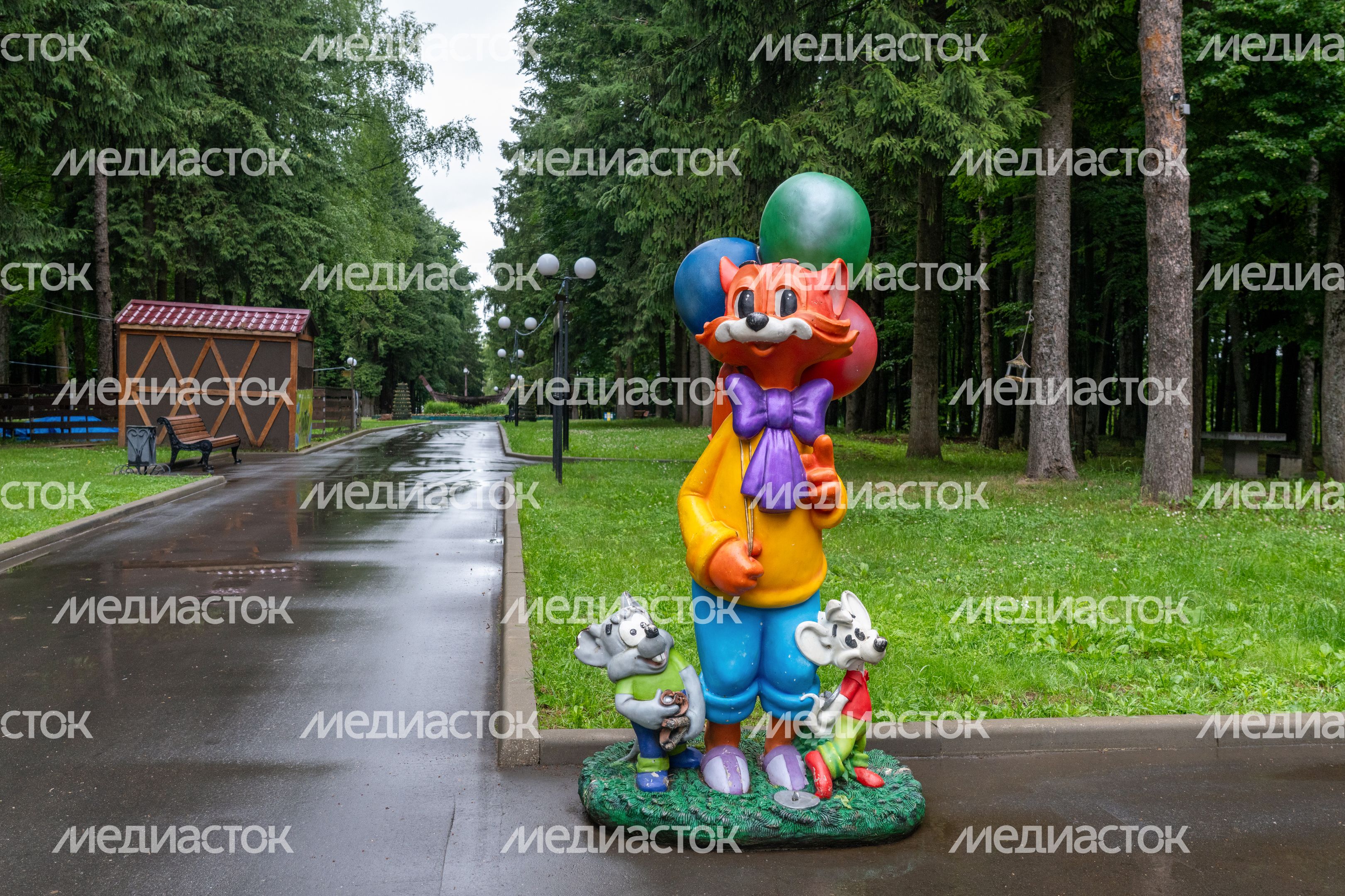 Сказочные фигуры героев мультфильмов в городском парке культуры и отдыха «Центральный» Волоколамска