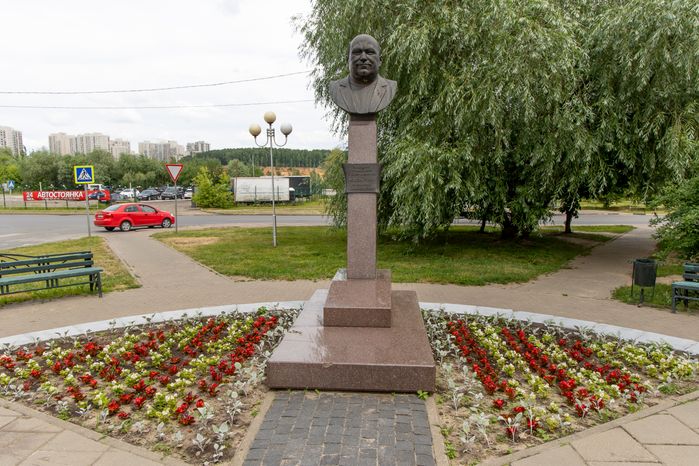 Памятник Н.Н. Лазурину