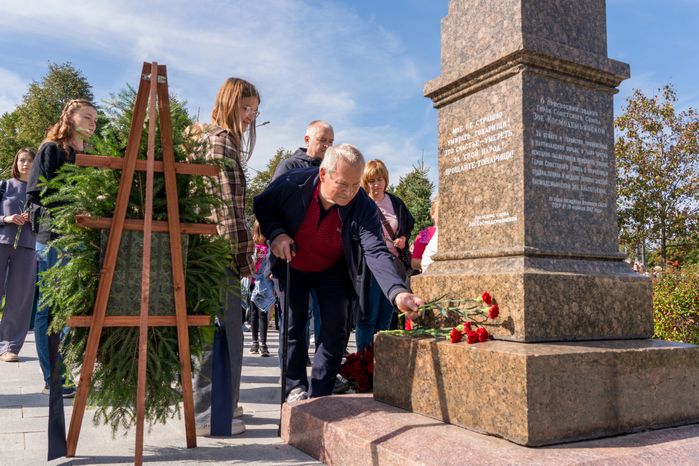Возложение цветов к месту казни Зои Космодемьянской в музейном комплексе «Зоя» Рузского округа