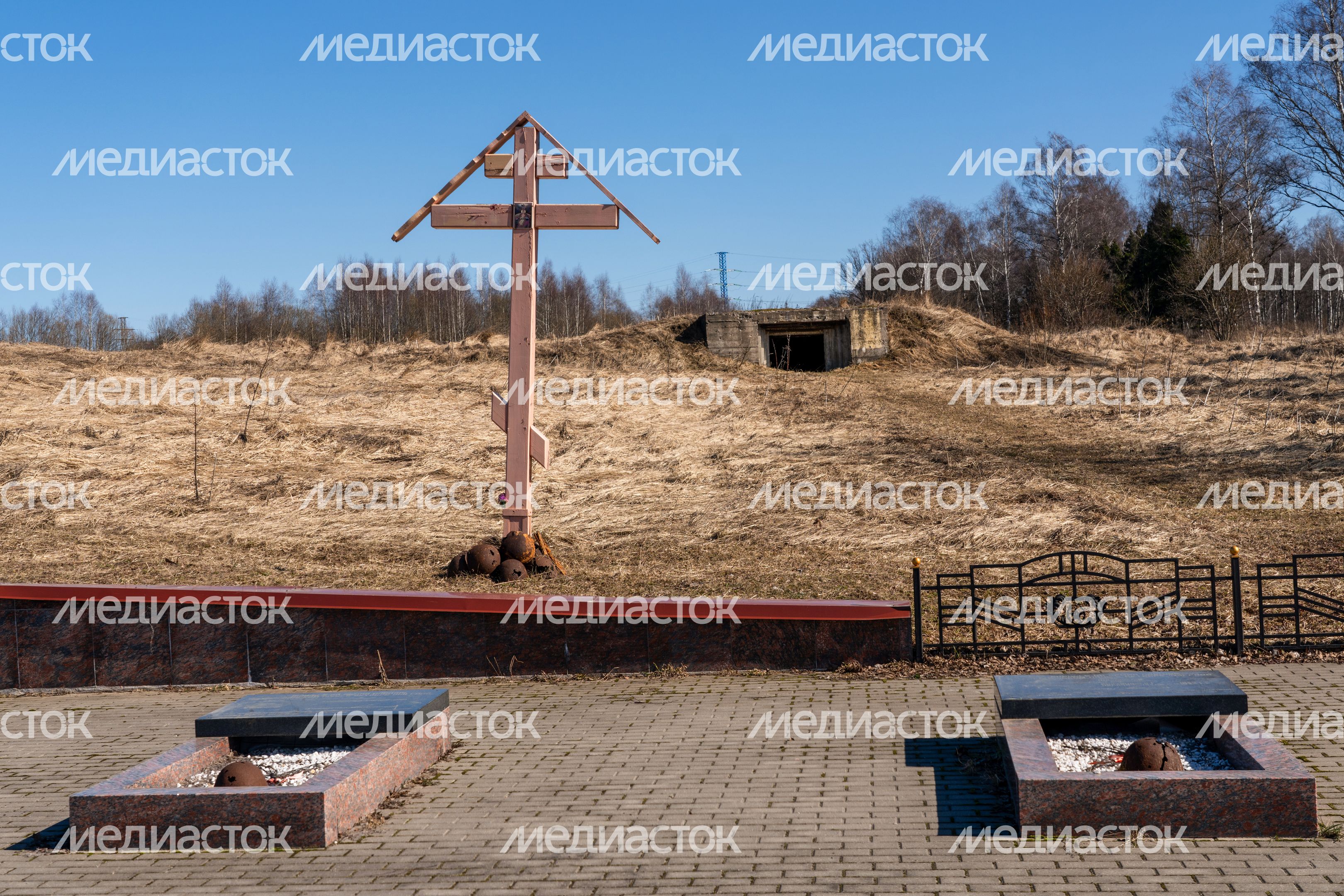 Братская могила рядом с церковью Покрова Пресвятой Богородицы в селе Ельня Можайского округа Братская могила рядом с церковью Покрова Пресвятой Богородицы в селе Ельня Можайского округа
