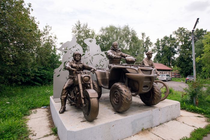 Долгопрудный. Скульптурная композиция "Три богатыря"