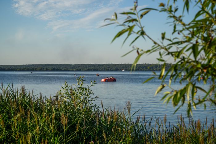 Городской пляж Солнечногорска на берегу озера Сенеж