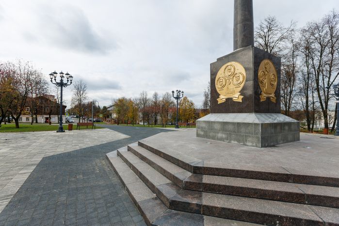 Памятник Екатерине II в сквере Бугрова в Ногинске осенью