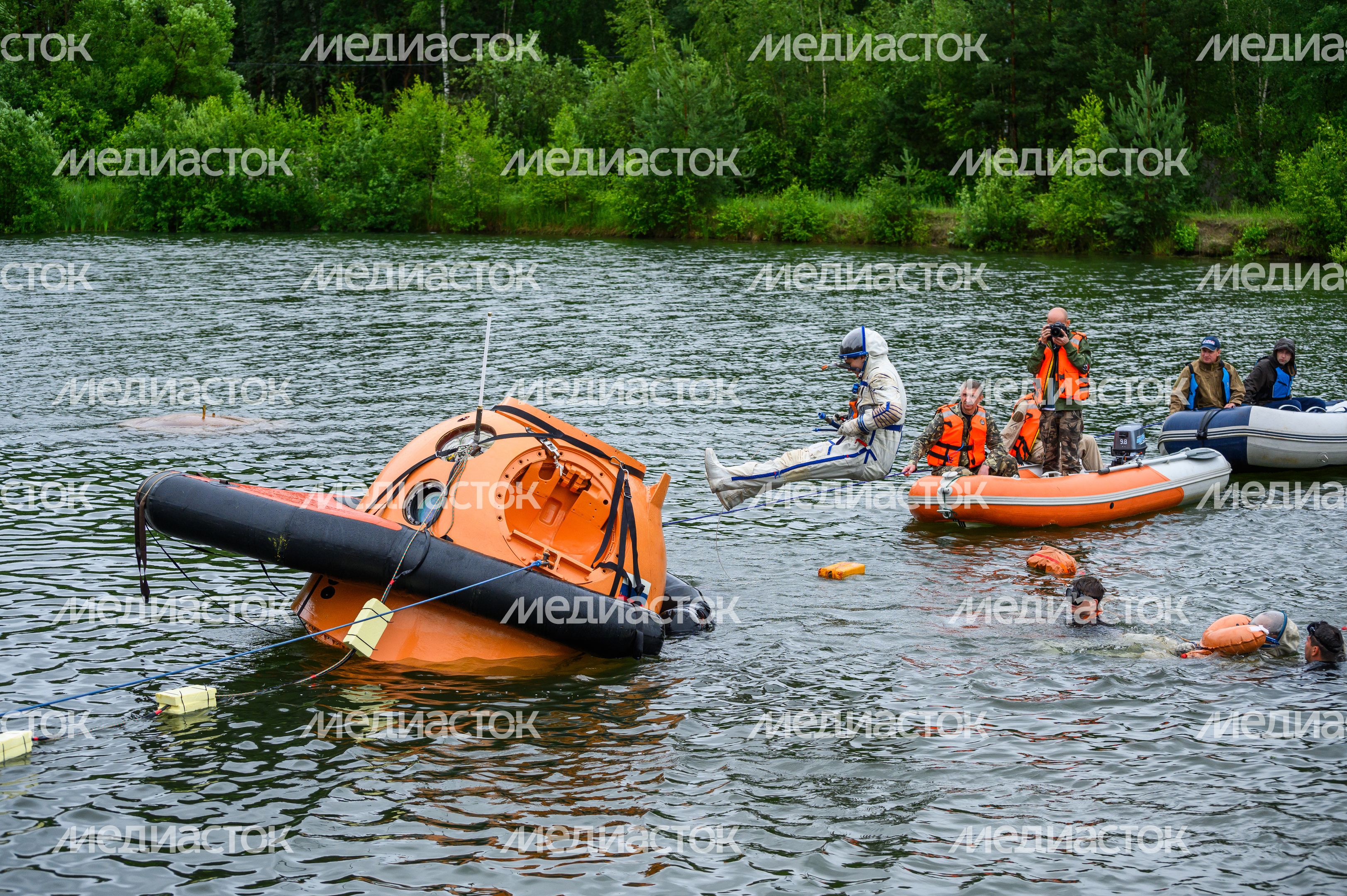 Тренировка космонавтов по действиям после посадки на воду в Ногинске