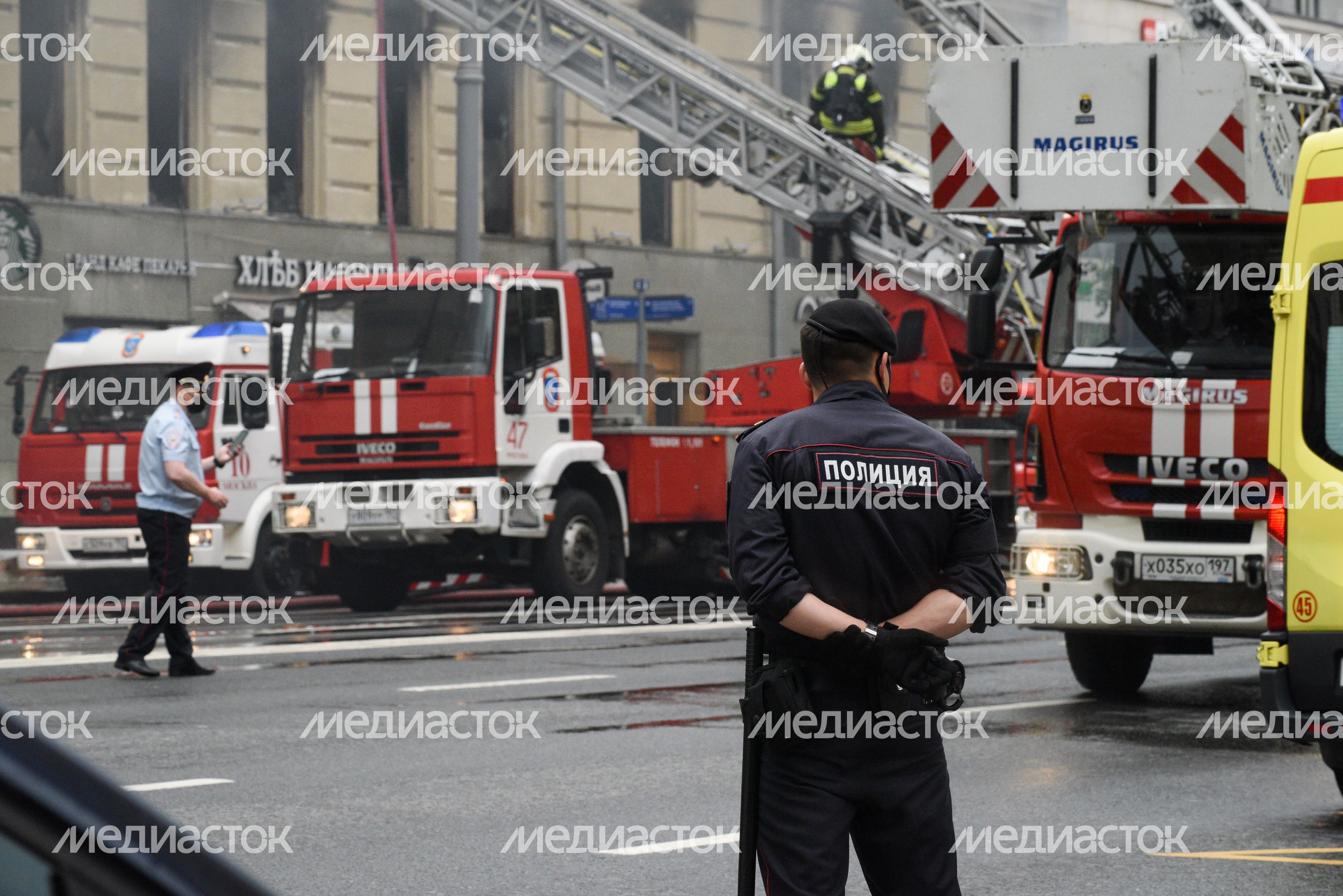 Пожар в реставрируемом здании на Тверской улице в Москве