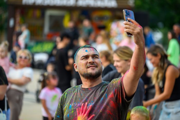 Фестиваль красок Holi Dance в Наташинском парке в Люберцах