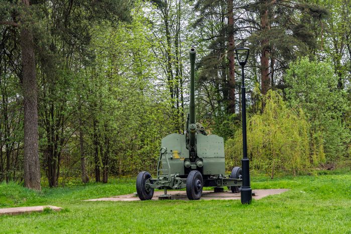Артиллерийское орудие у Ленино-Снегиревского военно-исторического музея в Ленино округа Истра
