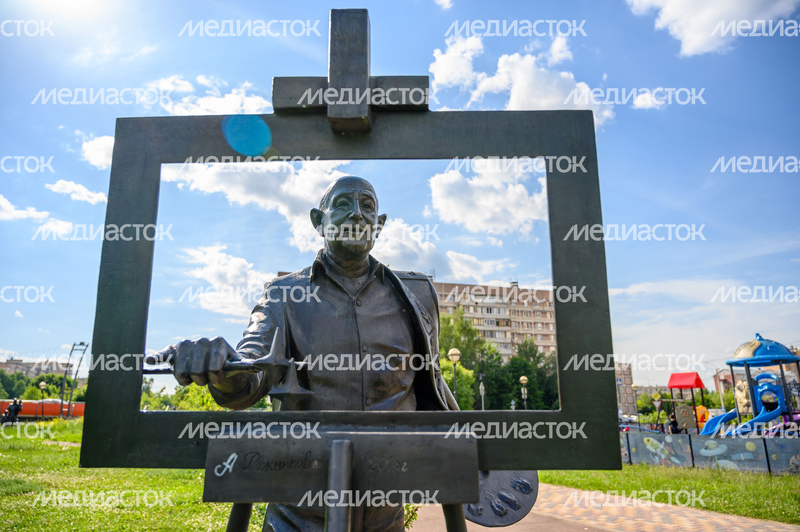 Памятники космонавтам в ЖК «Лукино-Варино» поселка Свердловский округа Лосино-Петровский Памятники космонавтам в ЖК «Лукино-Варино» поселка Свердловский округа Лосино-Петровский