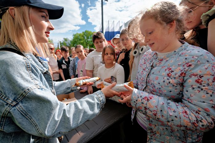 Раздача мороженого детям в Центральном парке Лобни на закрытии XXX Театрального фестиваля «Русская классика»