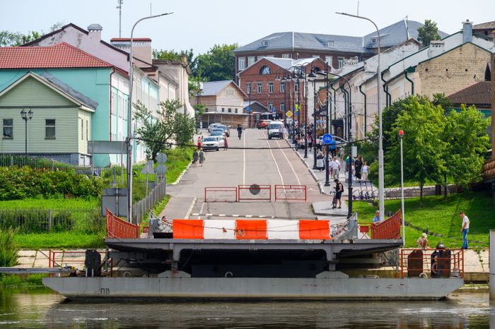 Наплавной разводной Бобреневский мост в Коломне через Москву-реку