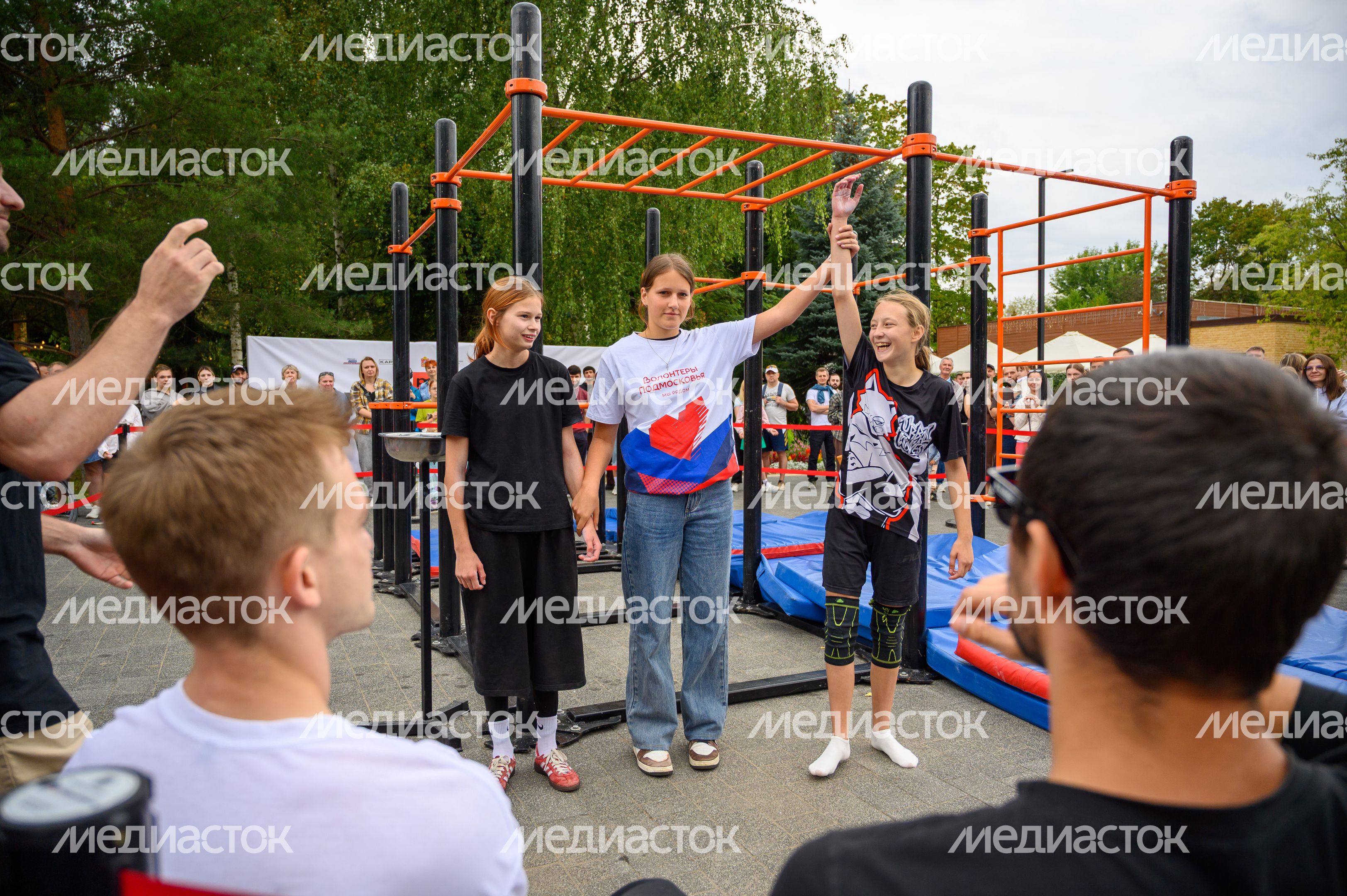 Соревнования по воркауту среди молодежи на фестивале уличной культуры в парке Мира города Мытищи Соревнования по воркауту среди молодежи на фестивале уличной культуры в парке Мира города Мытищи