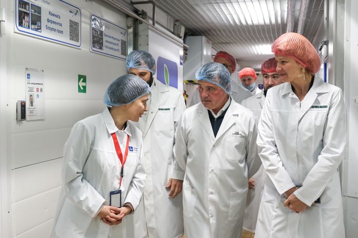 Андрей Воробьев и Оксана Лут посетили молочный комбинат "Чеховский"