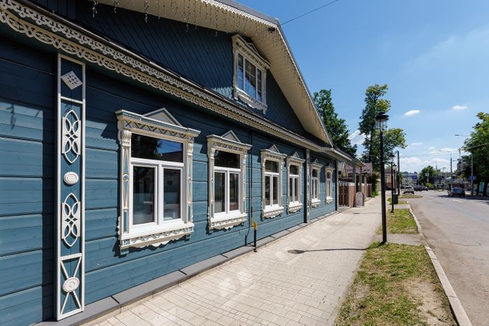 Летние виды улицы Московской со старинными домами в Звенигороде