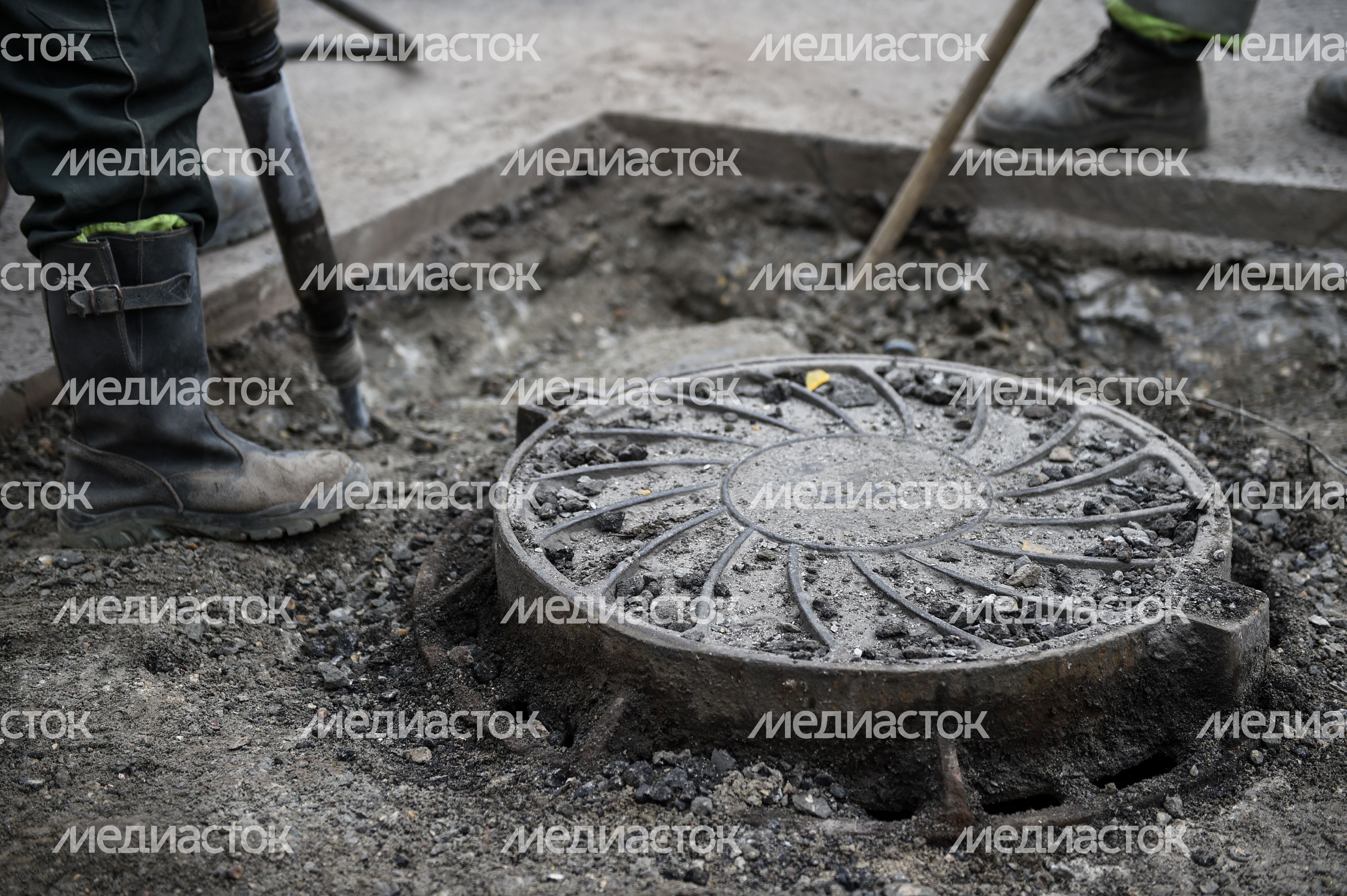 Дорожные работы по замене канализационных люков Дорожные работы по замене канализационных люков