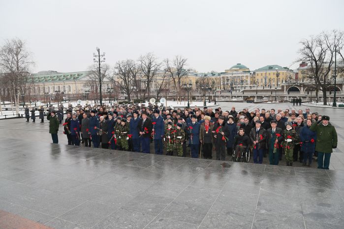 А. Воробьев возложил цветы к Могиле Неизвестного Солдата в День защитника Отечества