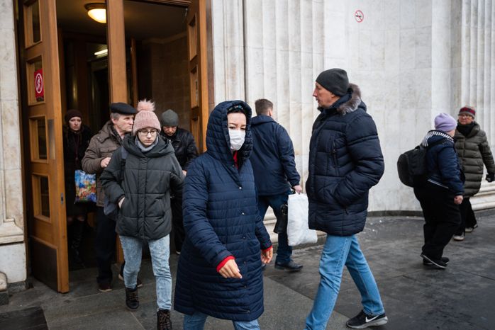 Люди в масках в период эпидемии коронавируса