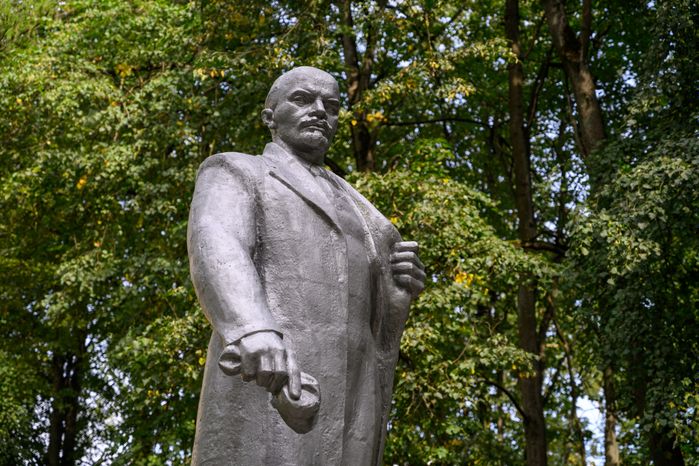 Памятник В.И. Ленину в сквере на улице Крупешина в Балашихе