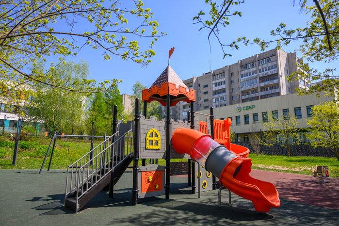 Детская площадка школы №2 в Серпухове после капитального ремонта (Школы современного образования на улице Луначарского)