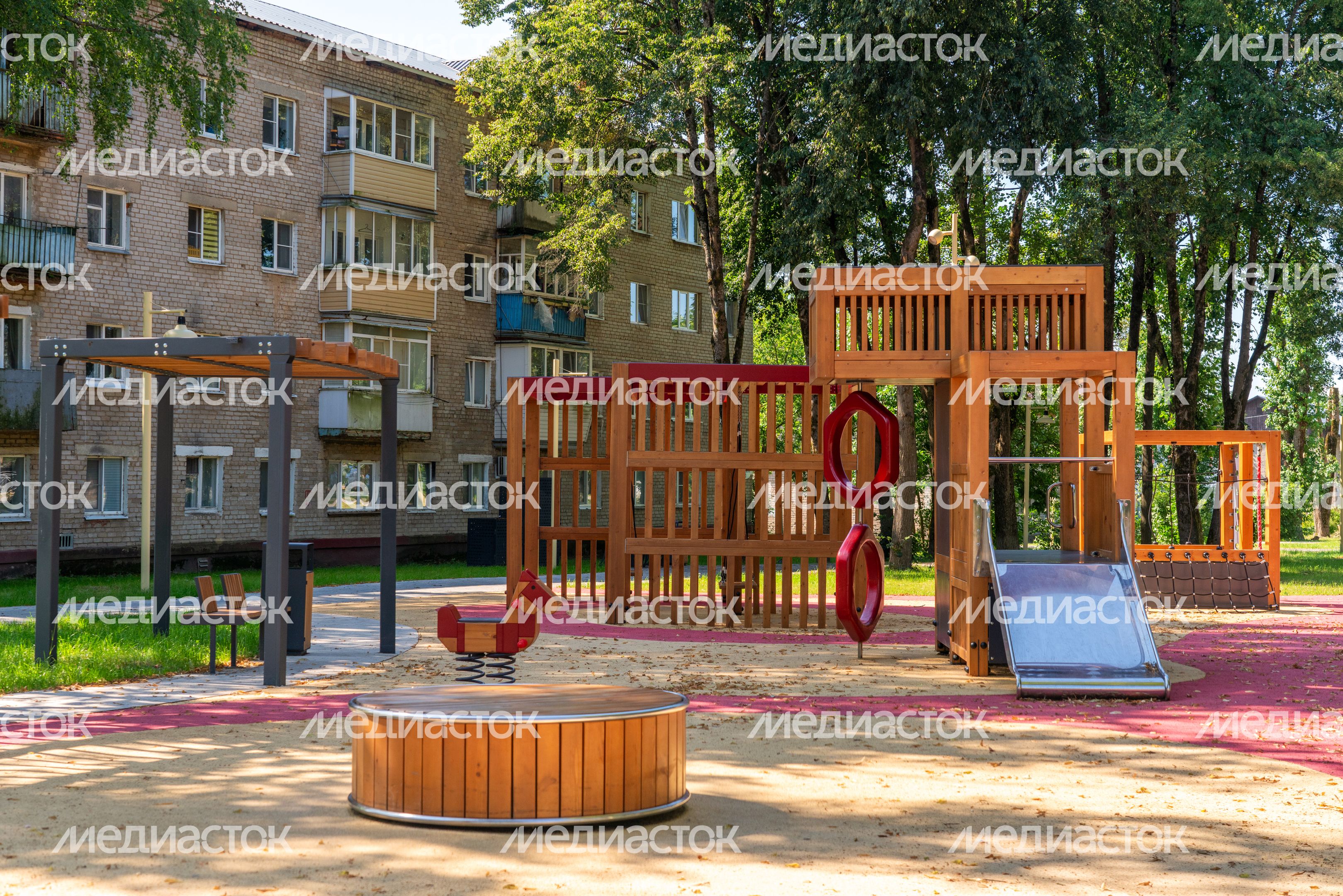 Детская площадка в сквере на улице Социалистической в Рузе после благоустройства