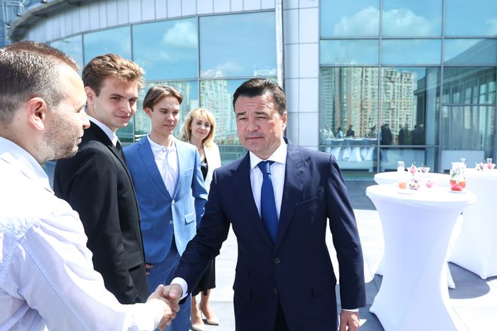 Губернатор поздравил подмосковных школьников, набравших 300 баллов на ЕГЭ
