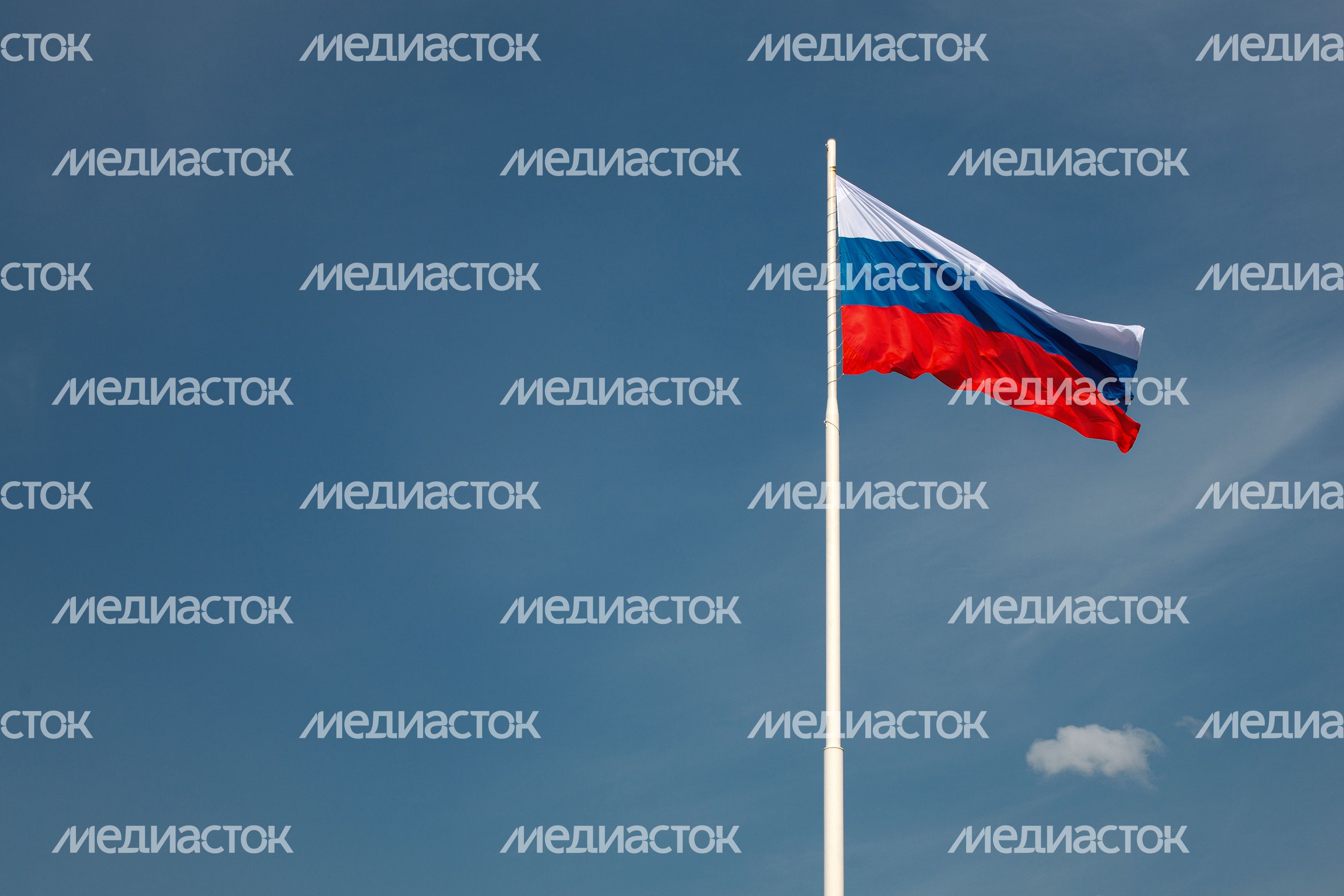 Флаг России на фоне голубого неба в Подмосковье Флаг России на фоне голубого неба в Подмосковье