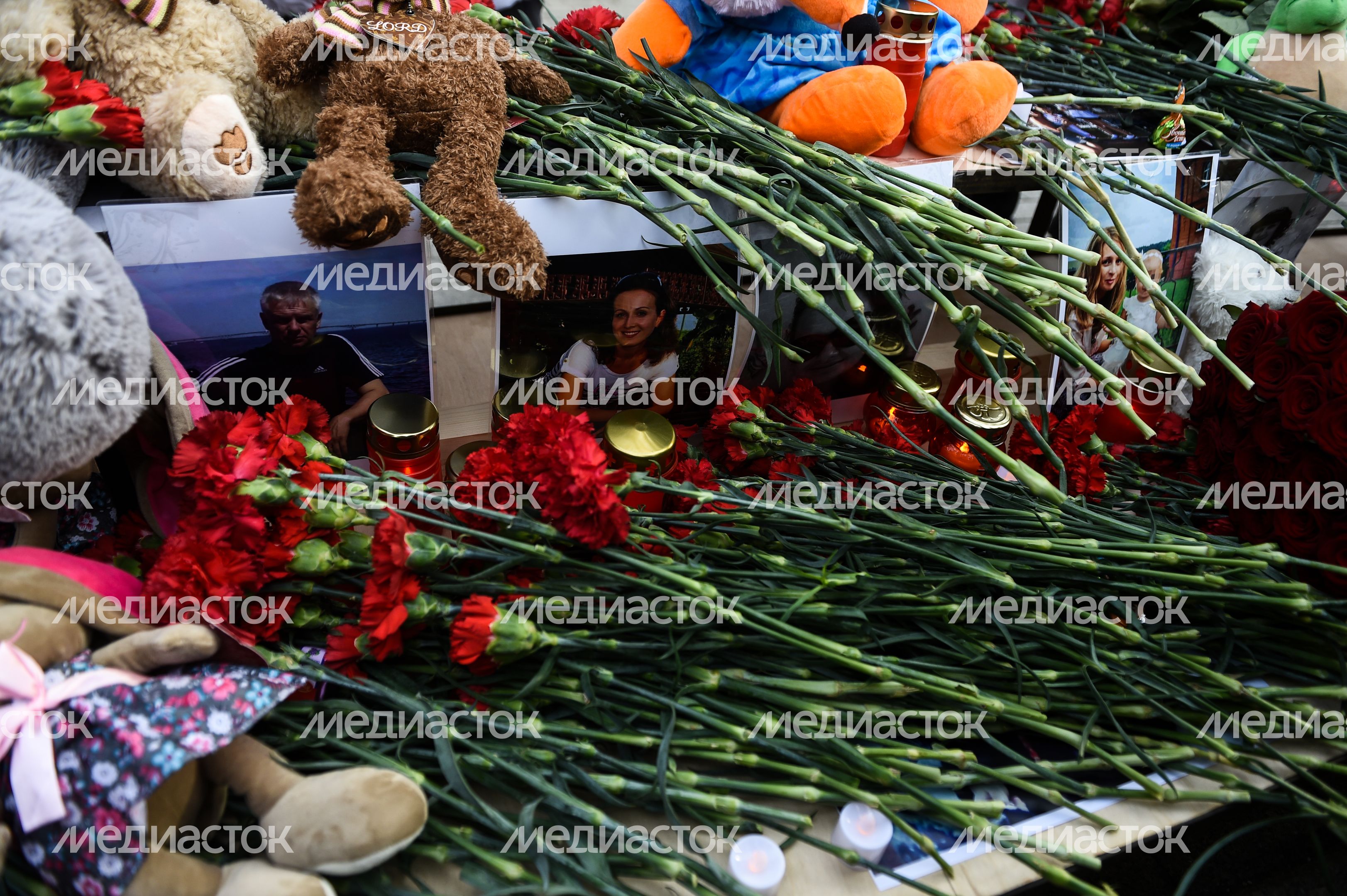 Акция в память о погибших в Кемерове на Манежной площади в Москве