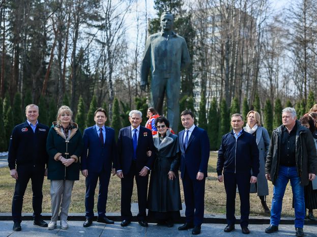 Посещение губернатором космонавта первого отряда