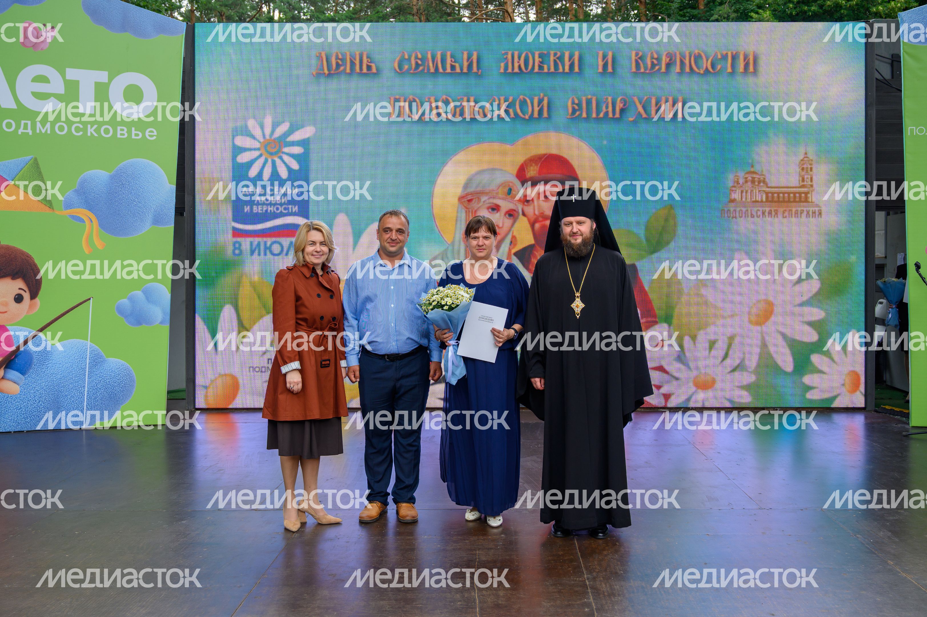 Архиепископ Подольский и Люберецкий Аксий и глава округа Домодедово Евгения Хрусталева наградили семьи Архиепископ Подольский и Люберецкий Аксий и глава округа Домодедово Евгения Хрусталева наградили семьи