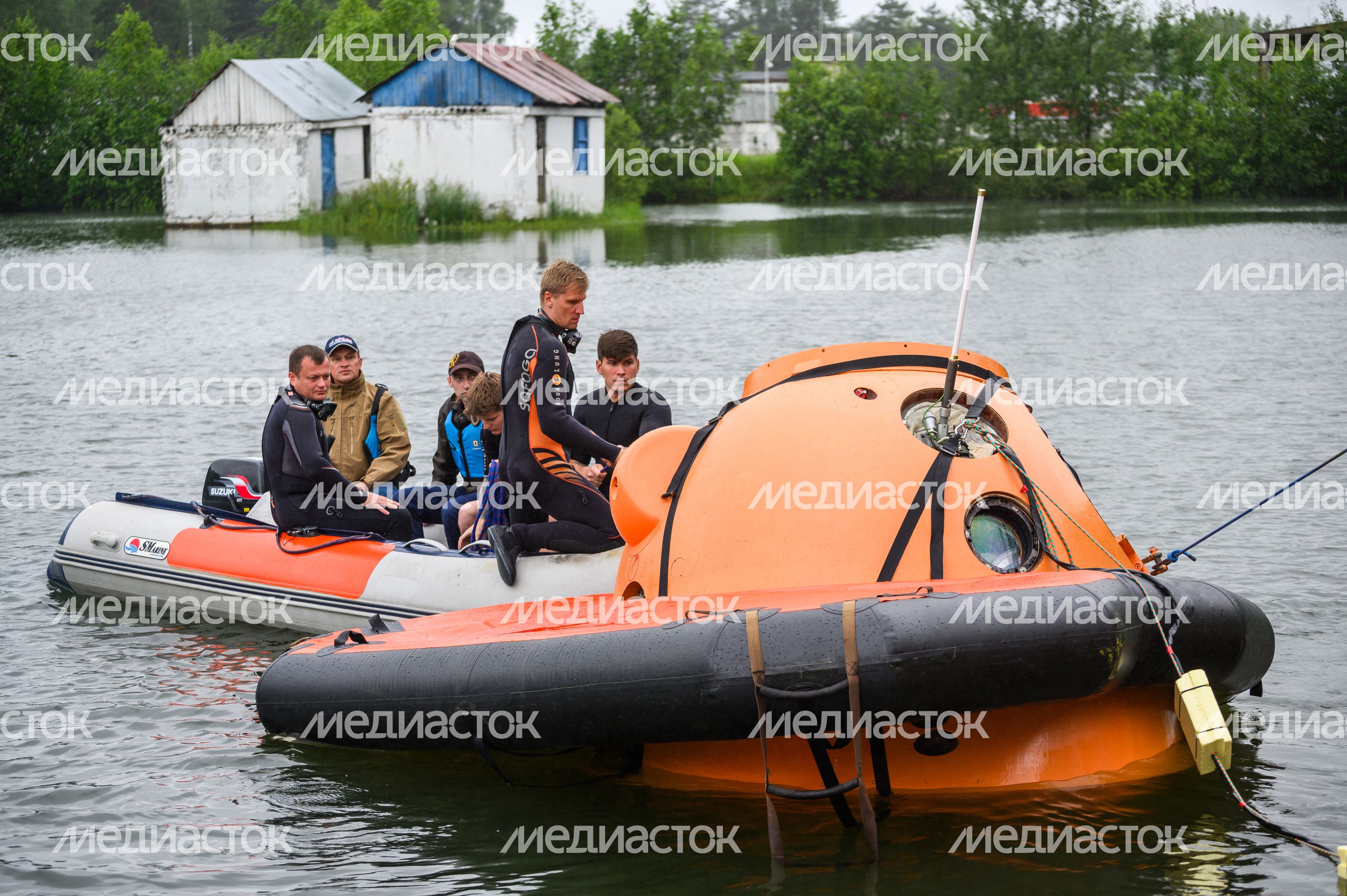 Тренировка космонавтов по действиям после посадки на воду в Ногинске