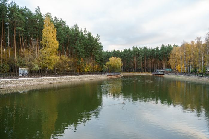 Набережная в Домодедовском осеннем парке культуры и отдыха «Елочки»