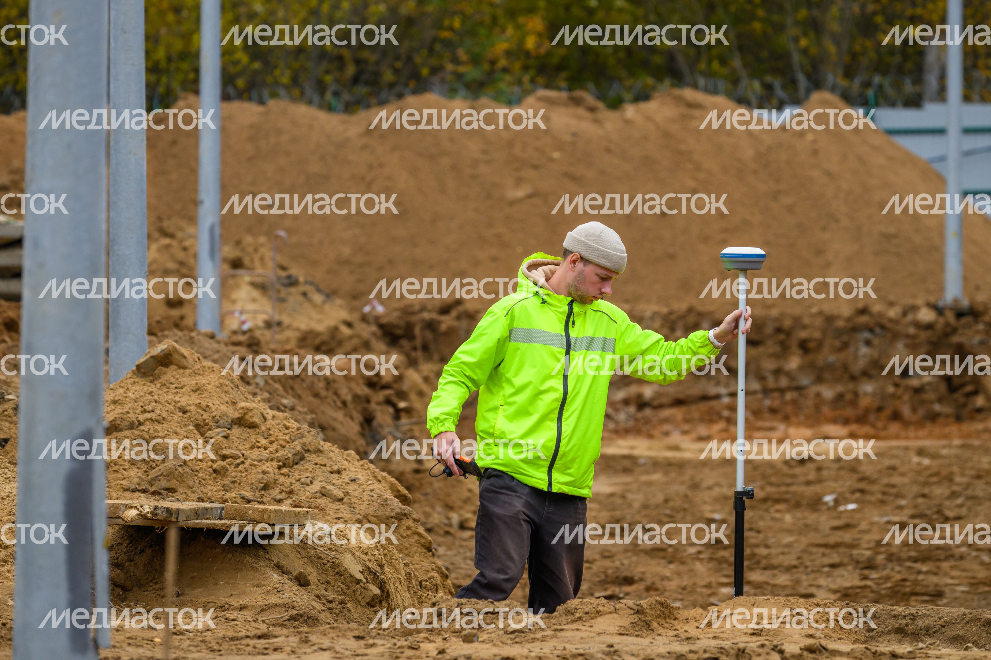 Рабочие строят новый водопровод во Фрязино Рабочие строят новый водопровод во Фрязино