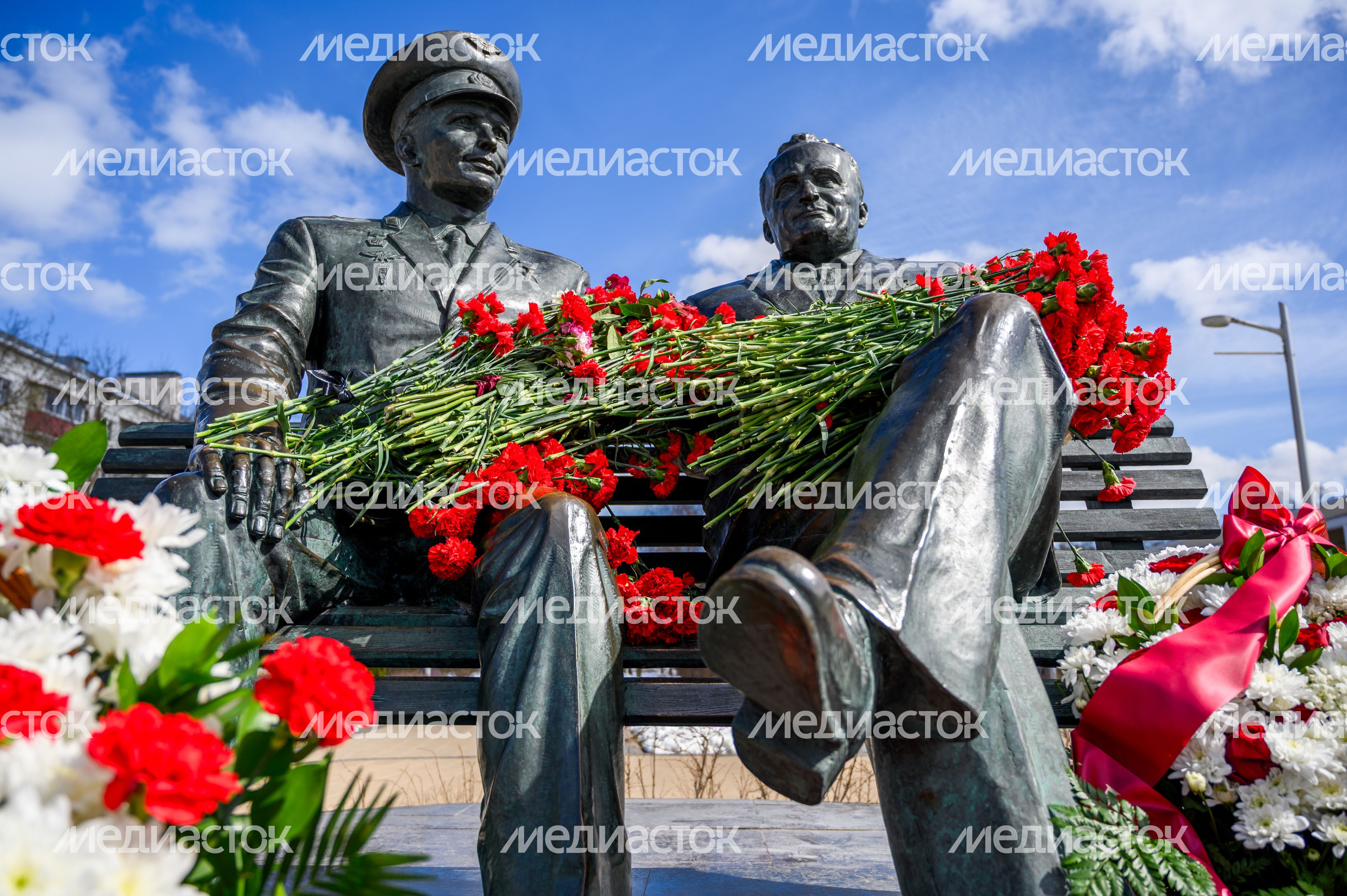 Памятник Сергею Королеву и Юрию Гагарину в Королеве в День космонавтики Памятник Сергею Королеву и Юрию Гагарину в Королеве в День космонавтики