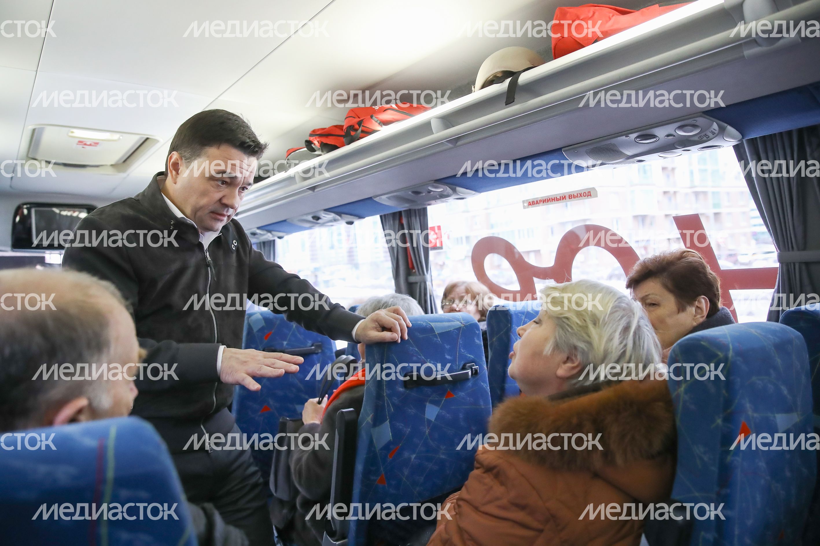 Поездка губернатора Подмосковья с участниками «Активного долголетия» на экскурсионном автобусе