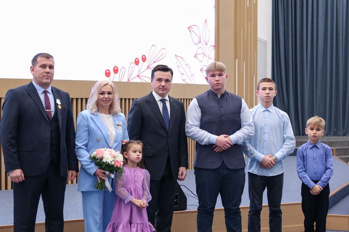 Андрей Воробьев поздравил женщин Подмосковья с Днем матери