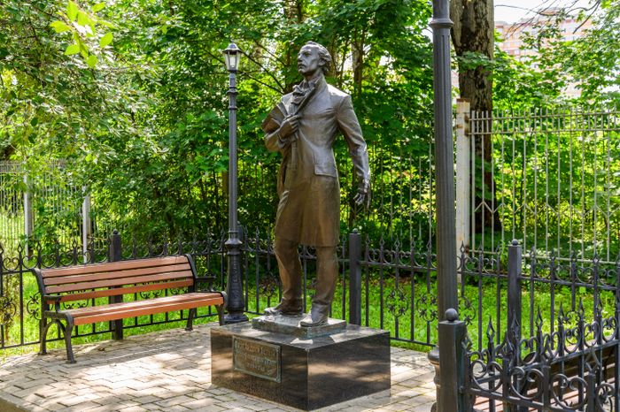 Памятник поэту Андрею Белому в Кучино на территории его дома-музея