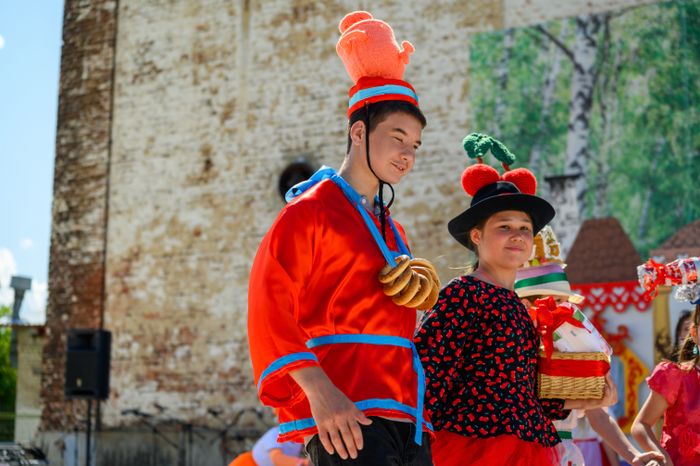 Конкурс шляп прошел на гастрономическом фестивале «Вар-Варенье» в Ликино-Дулево