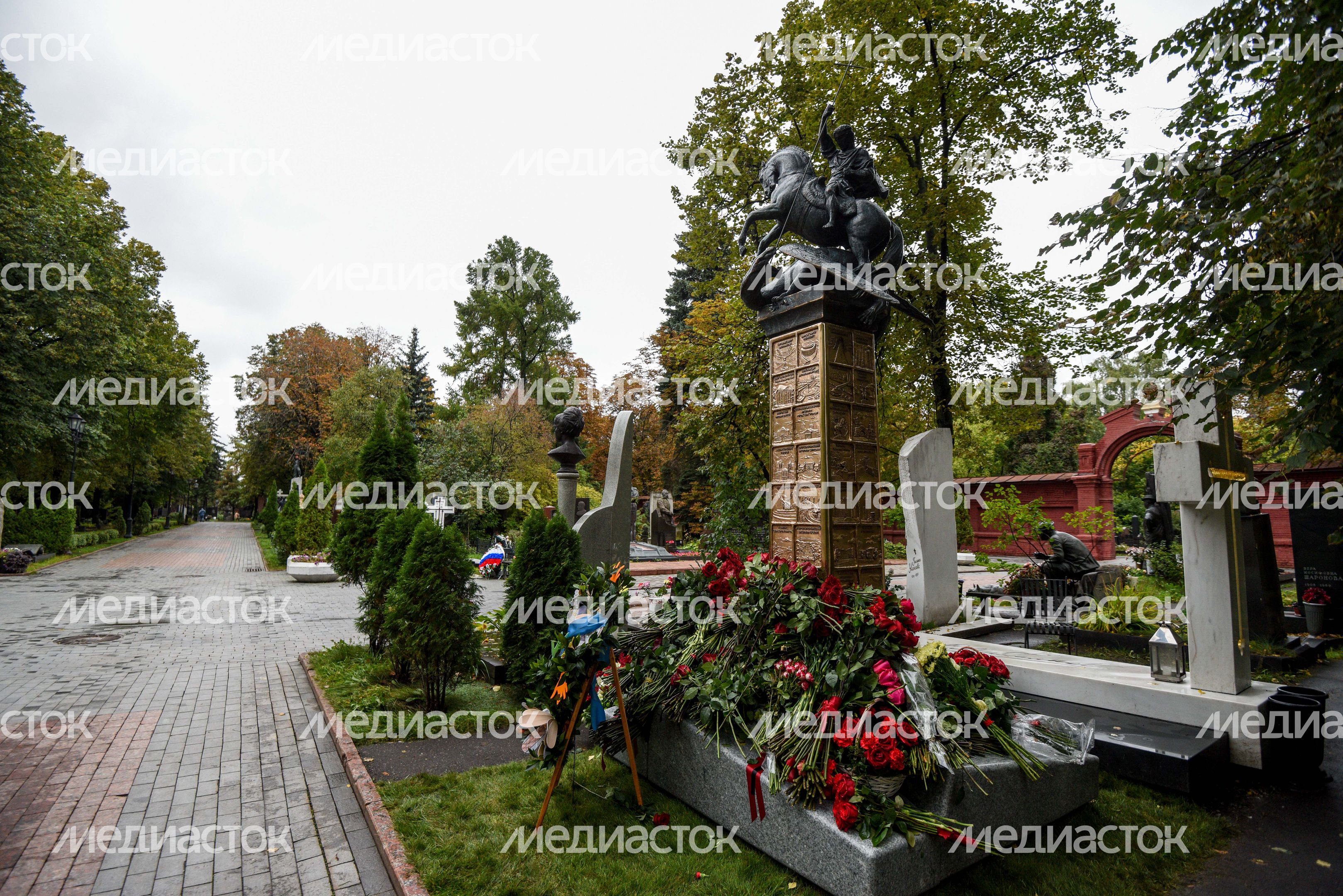Памятник Михаилу Лужкову на Новодевичьем кладбище в Москве Памятник Михаилу Лужкову на Новодевичьем кладбище в Москве
