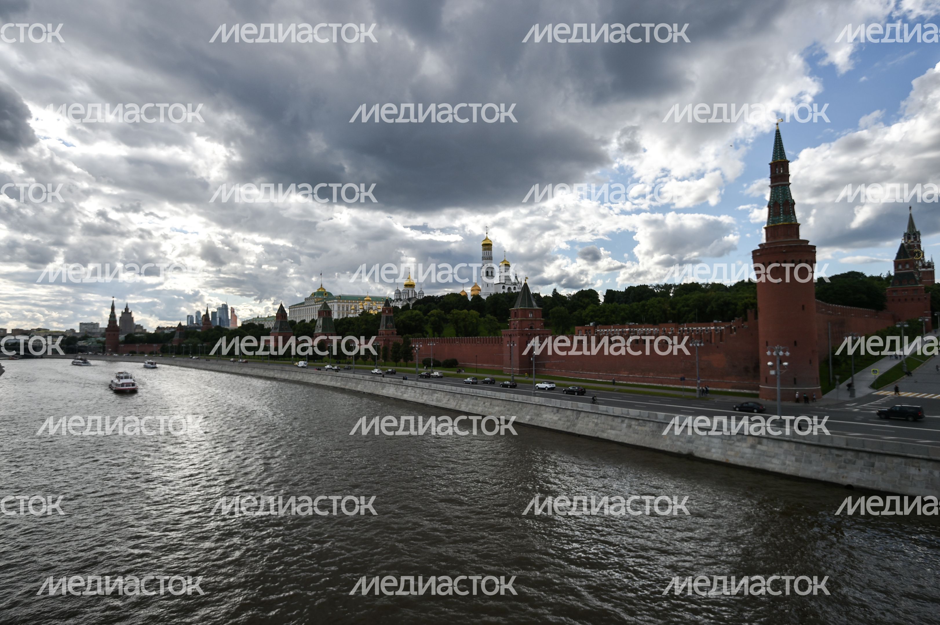 Вид на Кремль с Москворецкого моста в Москве Вид на Кремль с Москворецкого моста в Москве