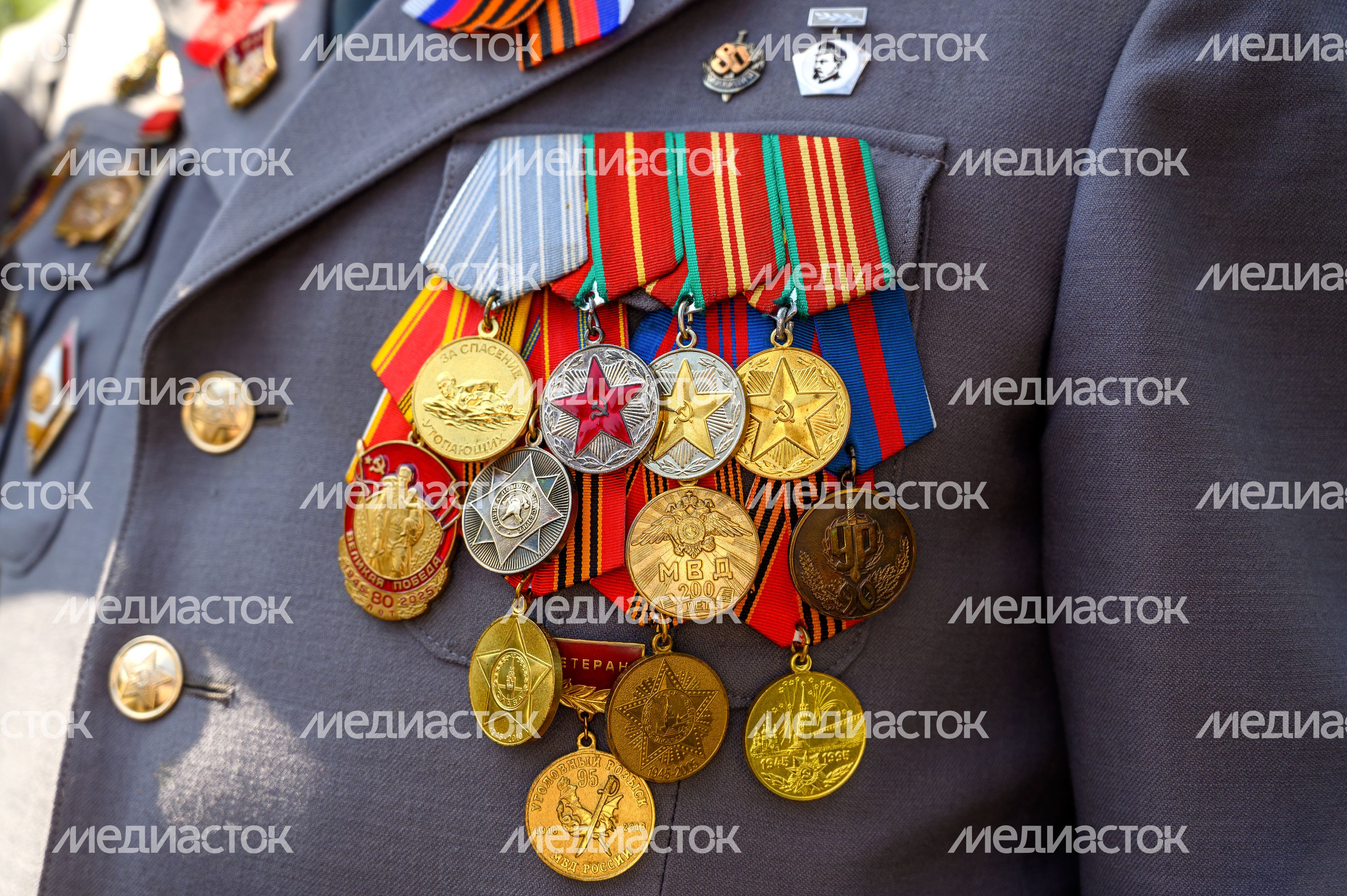 Боевые награды на кителе ветерана