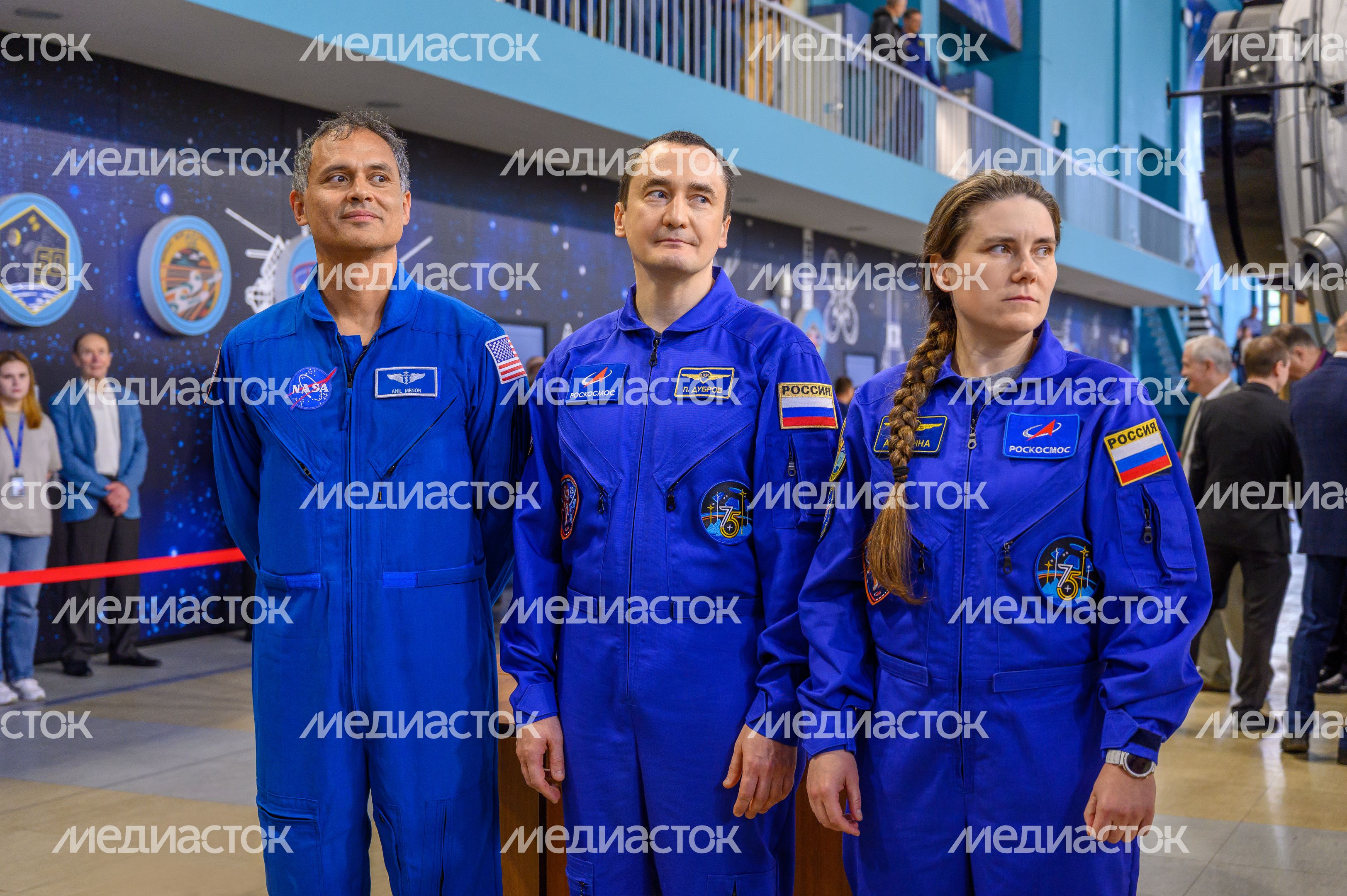 Экипаж космонавтов МКС-75 А. Менон, П. Дубров и А. Кикина на комплексной тренировке в Звездном городке