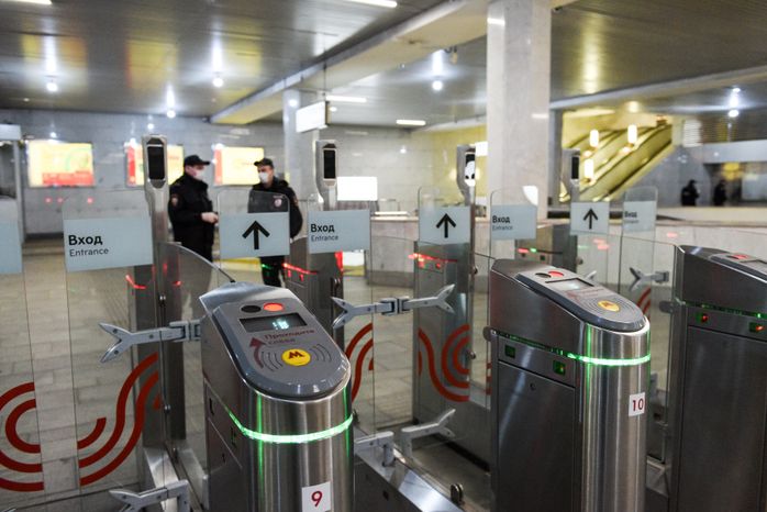 Проверка электронных пропусков в московском метро