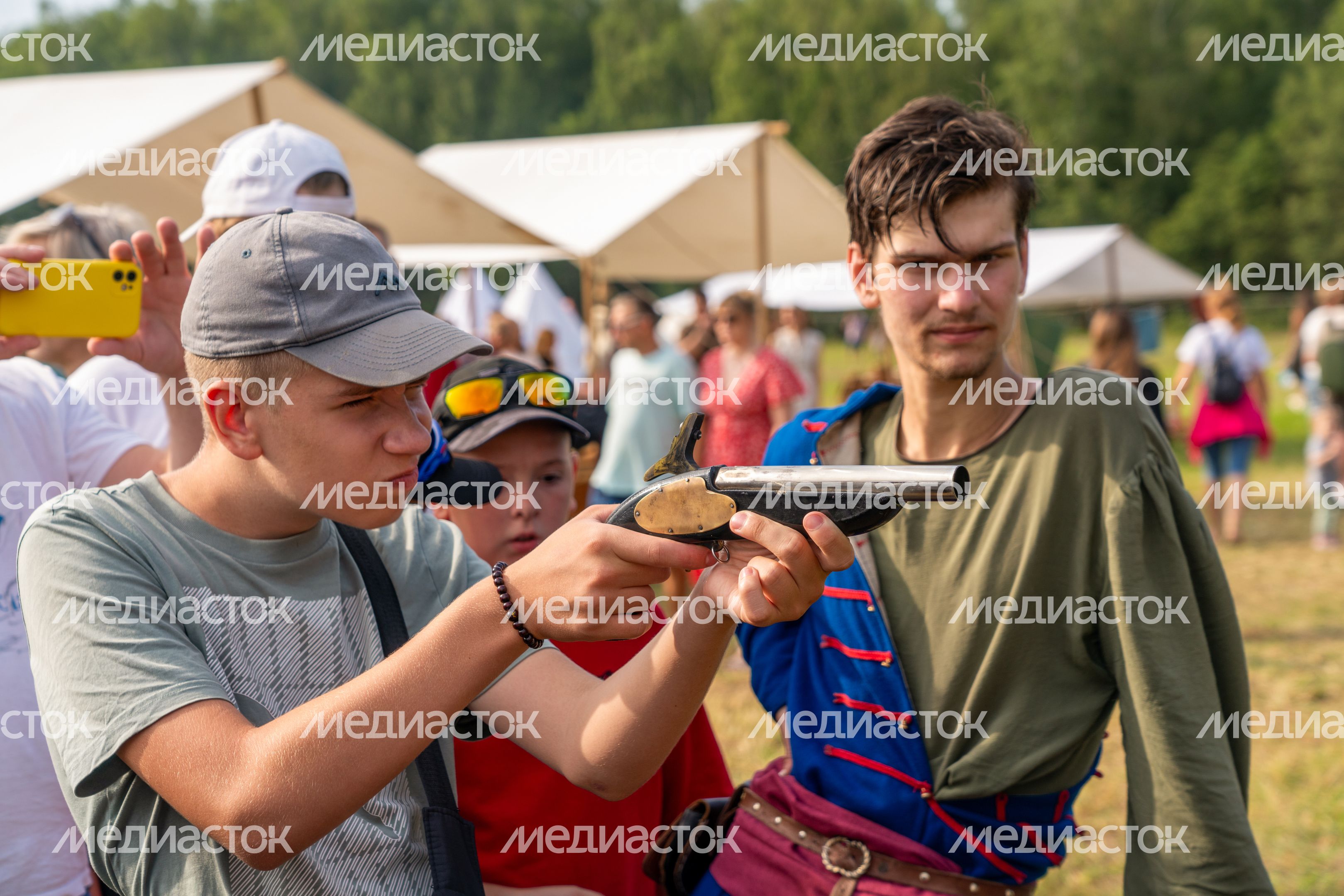 Мастер-класс по стрельбе из древнерусского пистолета на фестивале «Гуляй город» в округе Чехов